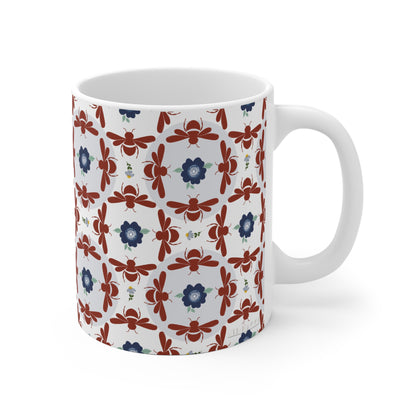 Keramiktasse mit geometrischen Blumen und Bienen in Dunkelrotbraun und Blau