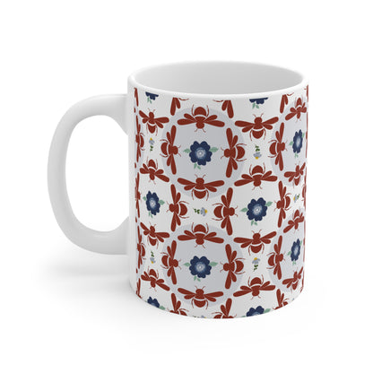 Keramiktasse mit geometrischen Blumen und Bienen in Dunkelrotbraun und Blau