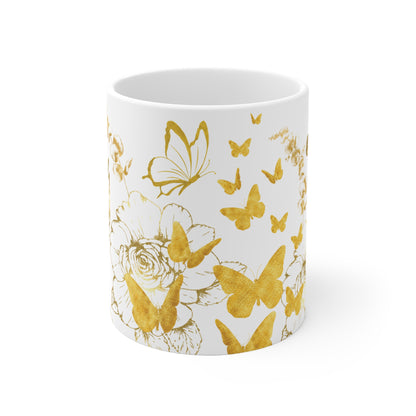 Goldfarbene Keramiktasse mit Blumenmuster und Schmetterlingen