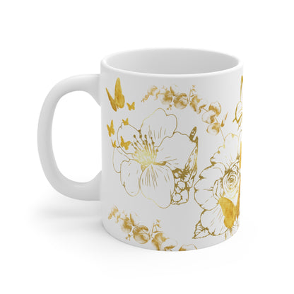 Goldfarbene Keramiktasse mit Blumenmuster und Schmetterlingen